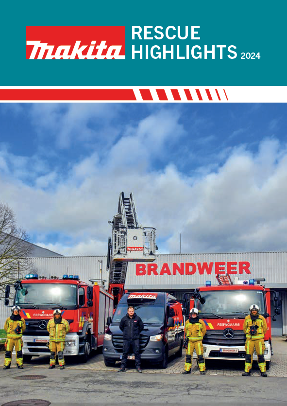 Makitabusje staat geparkeerd tussen twee brandweerwagens met ervoor de brandweerlui en iemand van Makita 